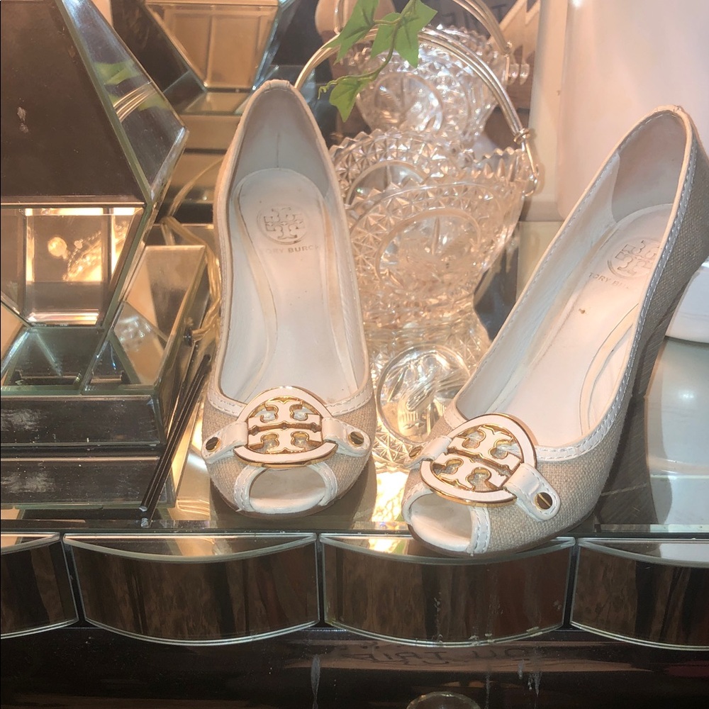 ❤️Fab Tory Burch Cream Peep-Toe Heels with Gold Logo ❤️